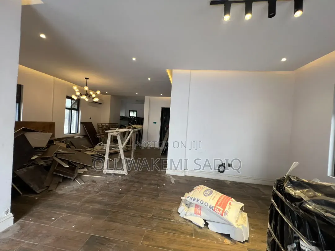 4bdrm Duplex in Banana Island for sale