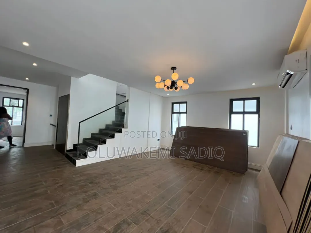 4bdrm Duplex in Banana Island for sale