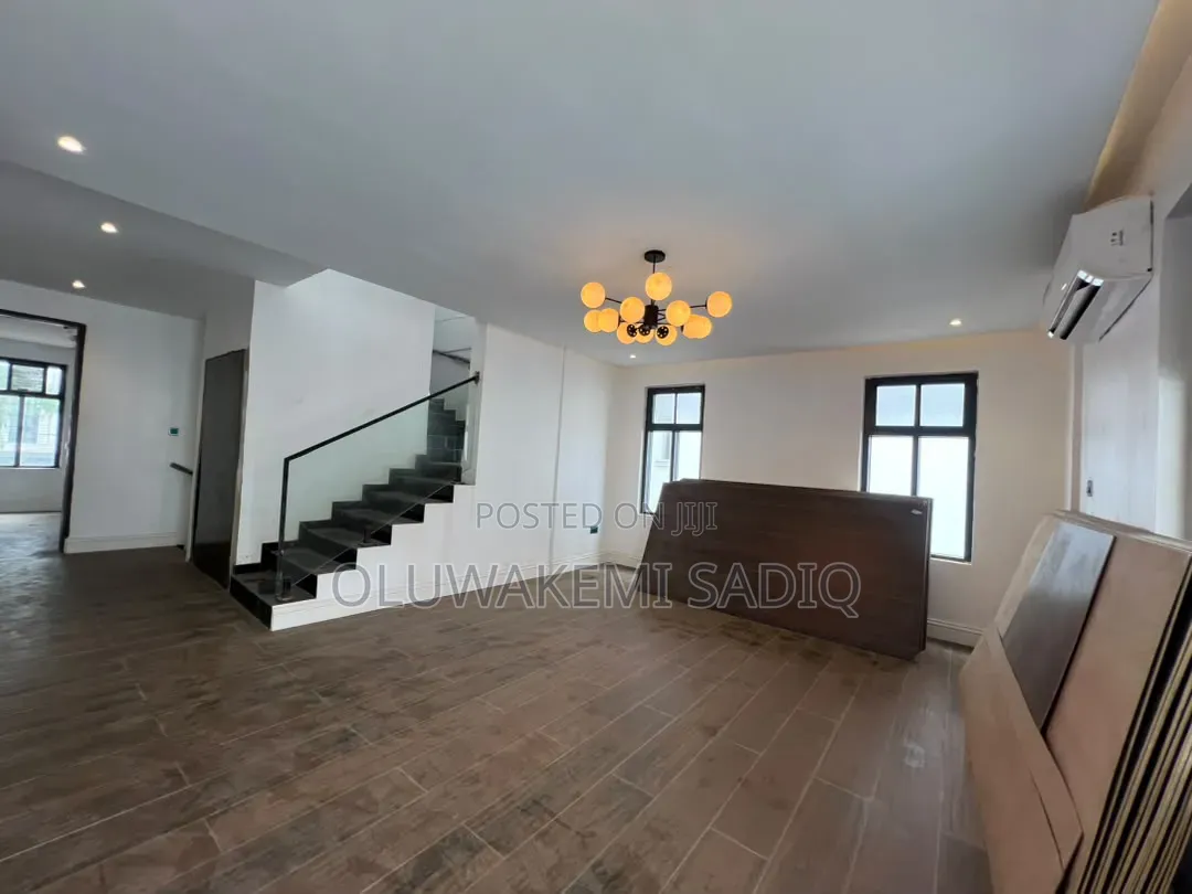 4bdrm Duplex in Banana Island for sale