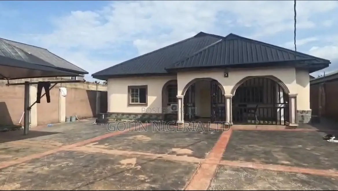 3bdrm Bungalow in Gotin Nigeria Ltd, Benin City for sale