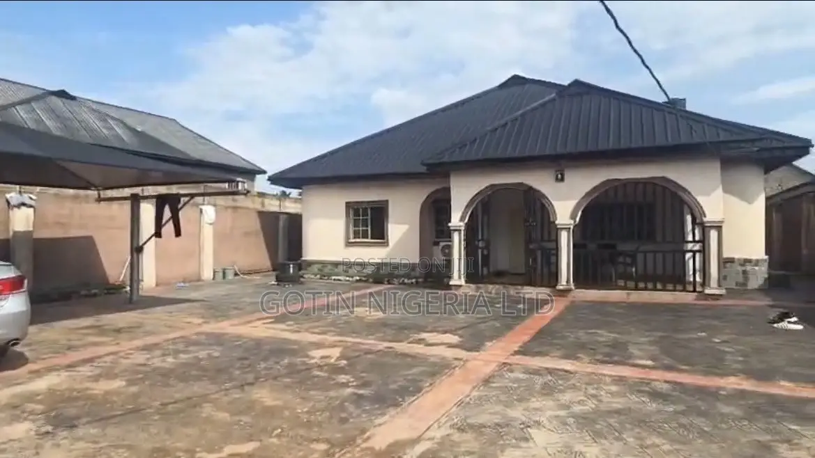 3bdrm Bungalow in Gotin Nigeria Ltd, Benin City for sale