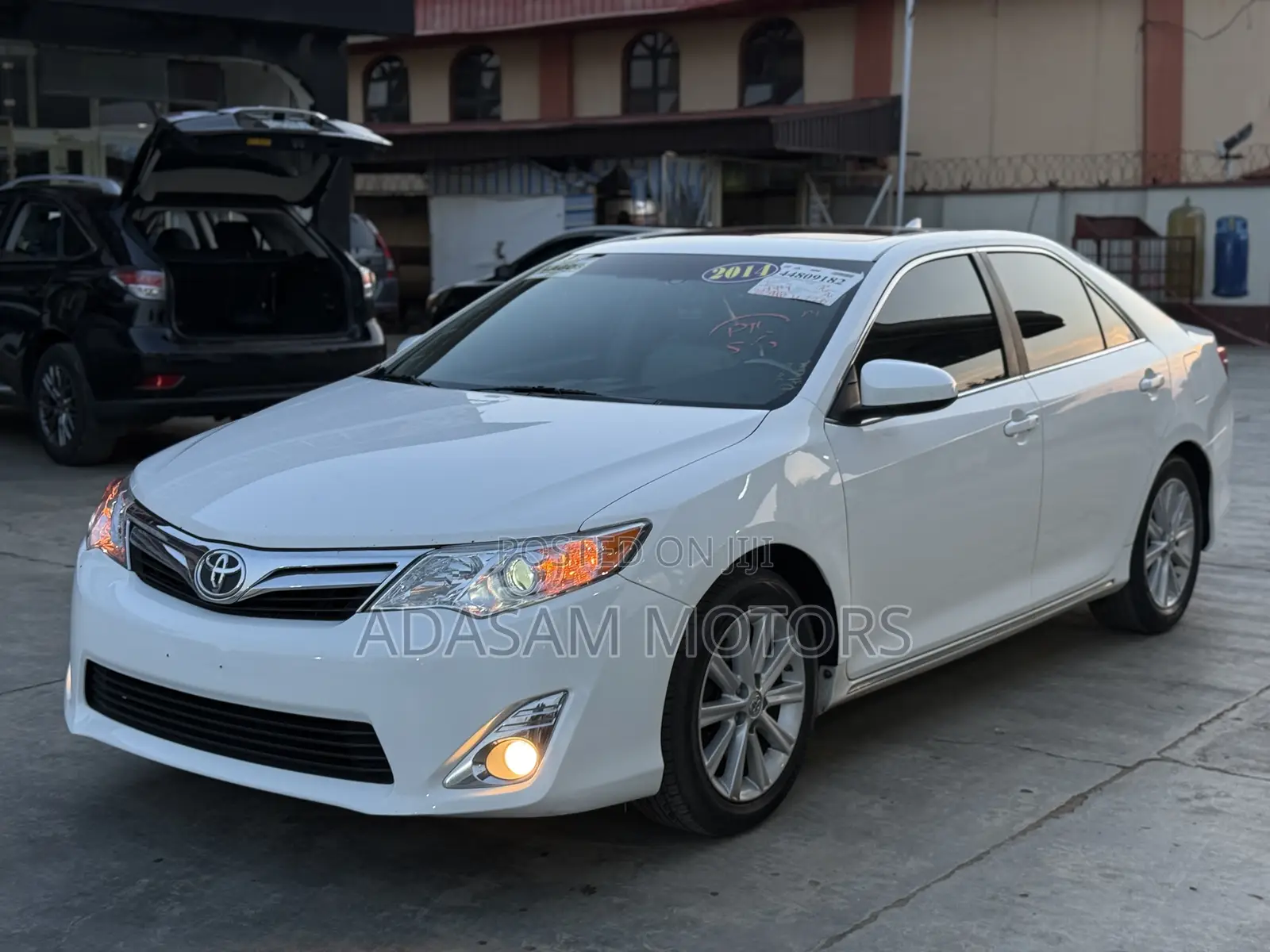 Toyota Camry XLE 4dr Sedan (3.5L 6cyl 6A) 2014 White