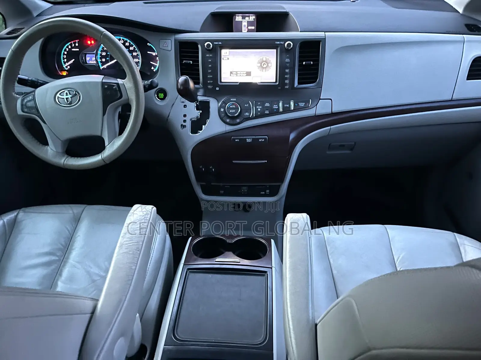 Toyota Sienna XLE 7 Passenger 2012 White