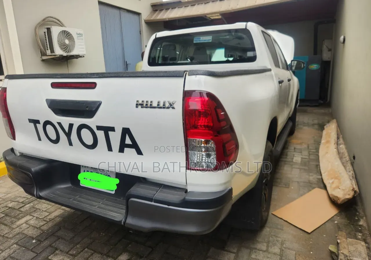 Toyota Hilux 2024 White