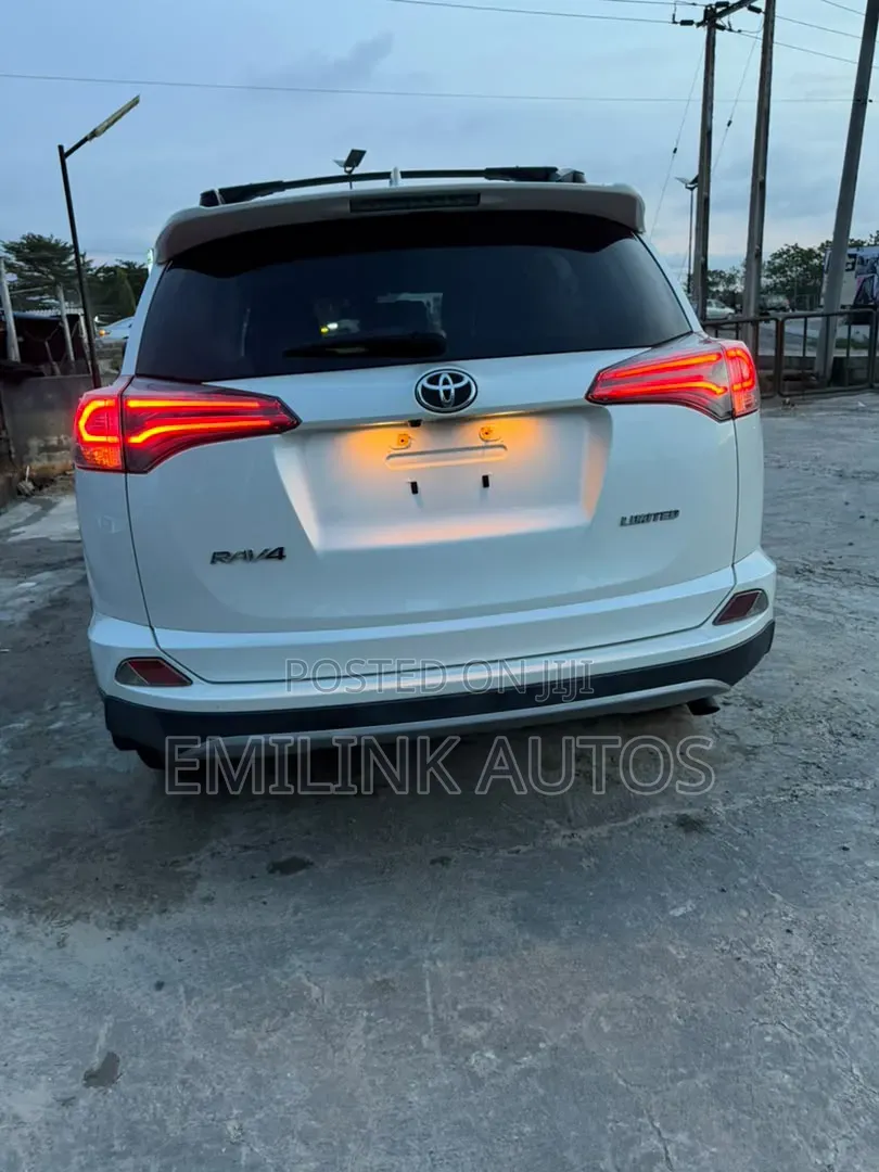 Toyota RAV4 Limited FWD (2.5L 4cyl 6A) 2017 White