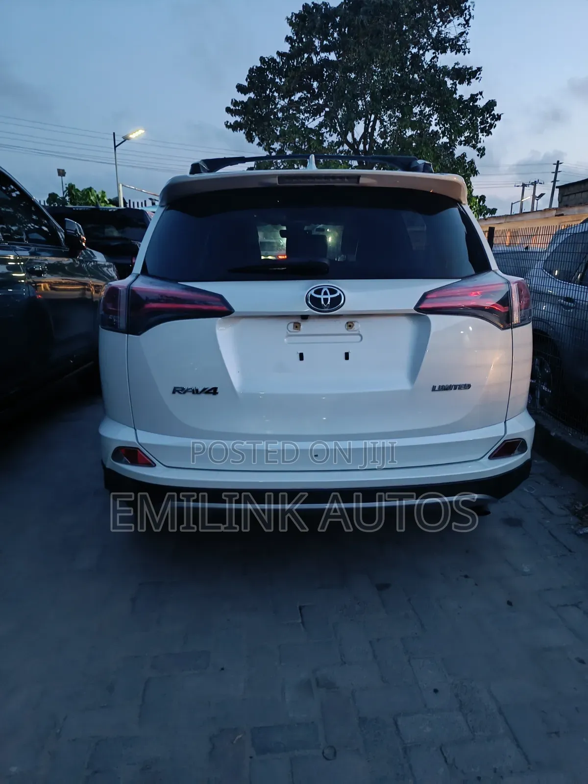 Toyota RAV4 Limited FWD (2.5L 4cyl 6A) 2017 White