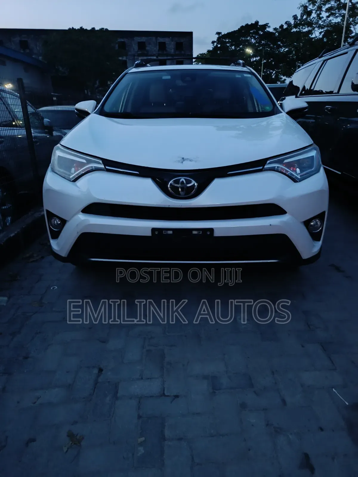 Toyota RAV4 Limited FWD (2.5L 4cyl 6A) 2017 White
