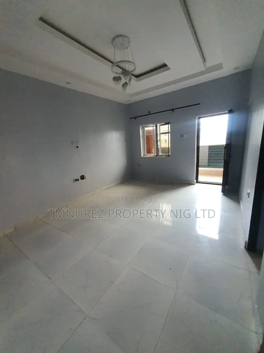 2bdrm Block of Flats in Chevron for rent