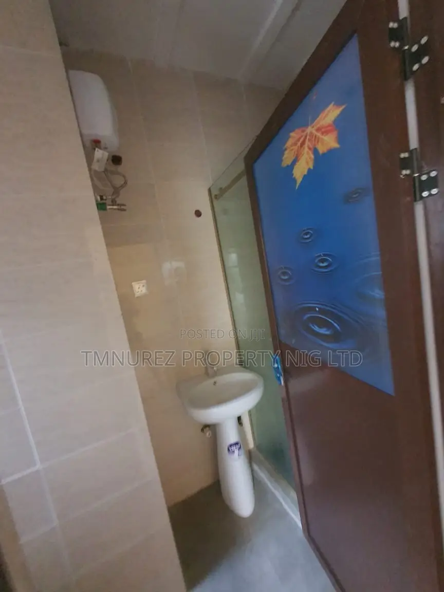 2bdrm Block of Flats in Chevron for rent