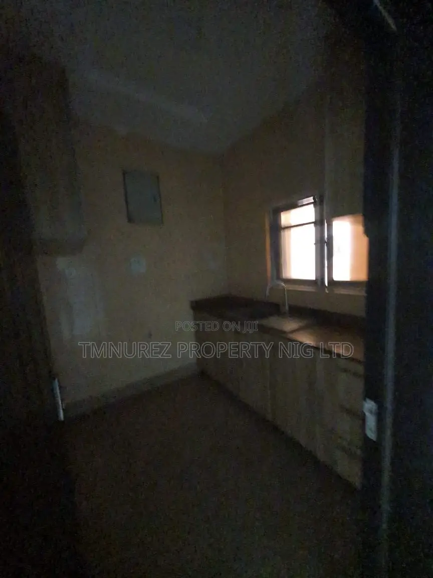 2bdrm Block of Flats in Chevron for rent