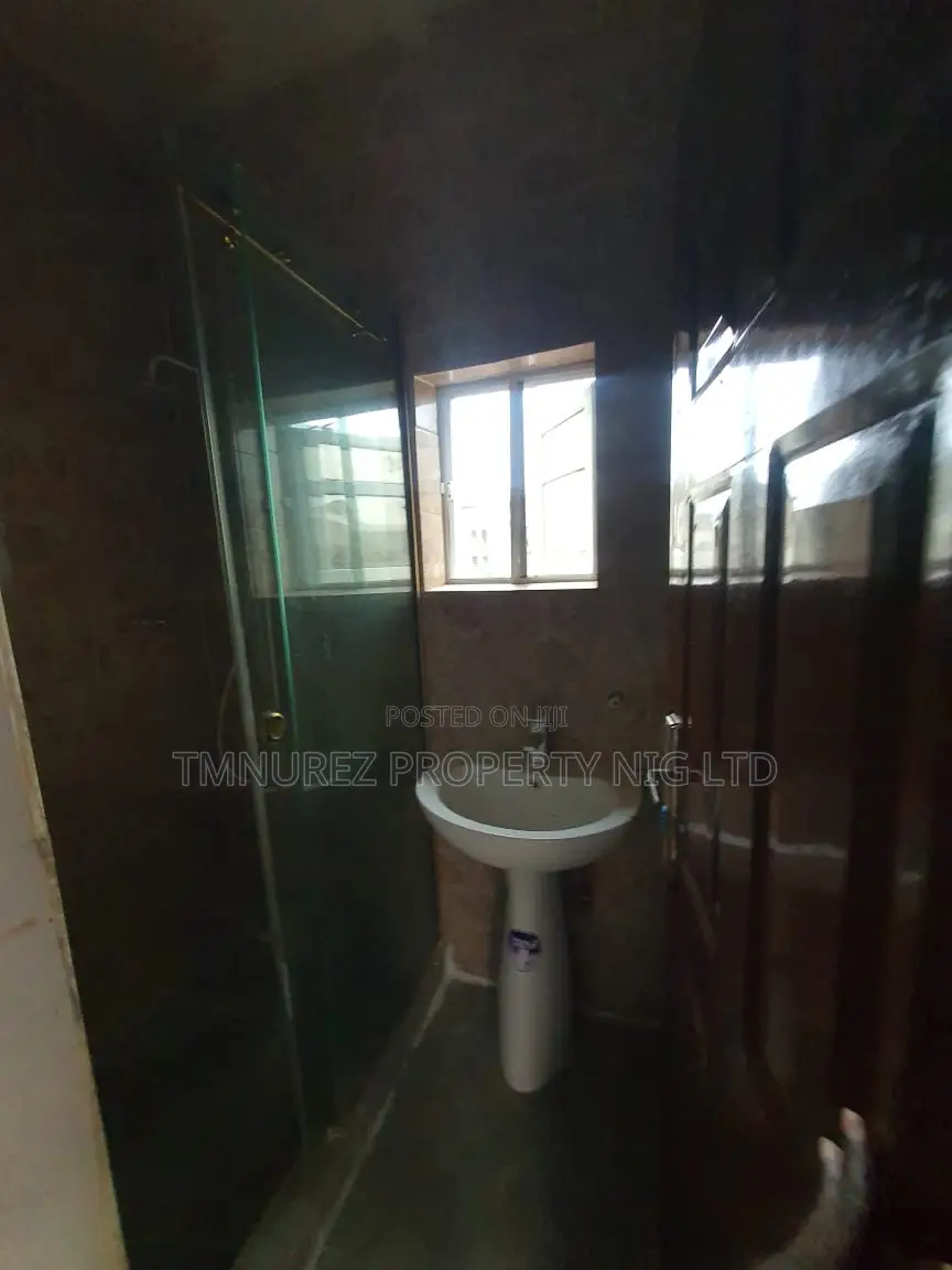 2bdrm Block of Flats in Chevron for rent
