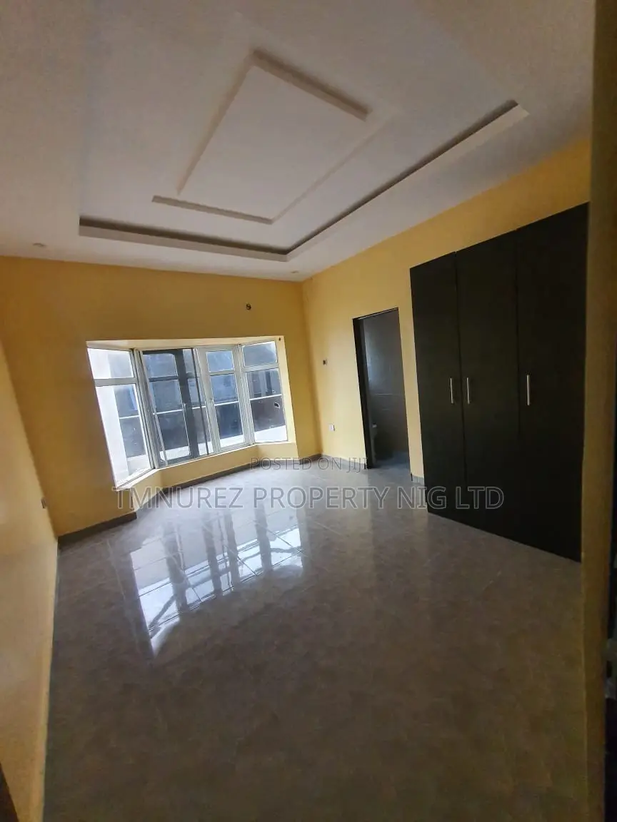 2bdrm Block of Flats in Chevron for rent