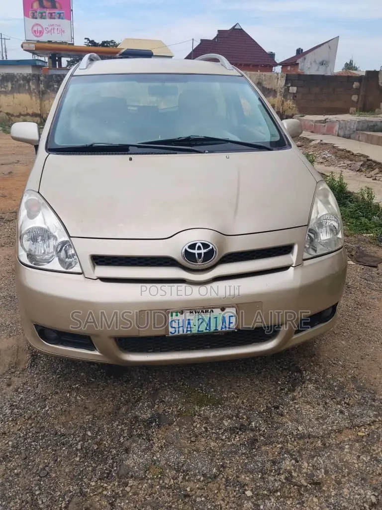 Toyota Corolla Verso 2006 Gold