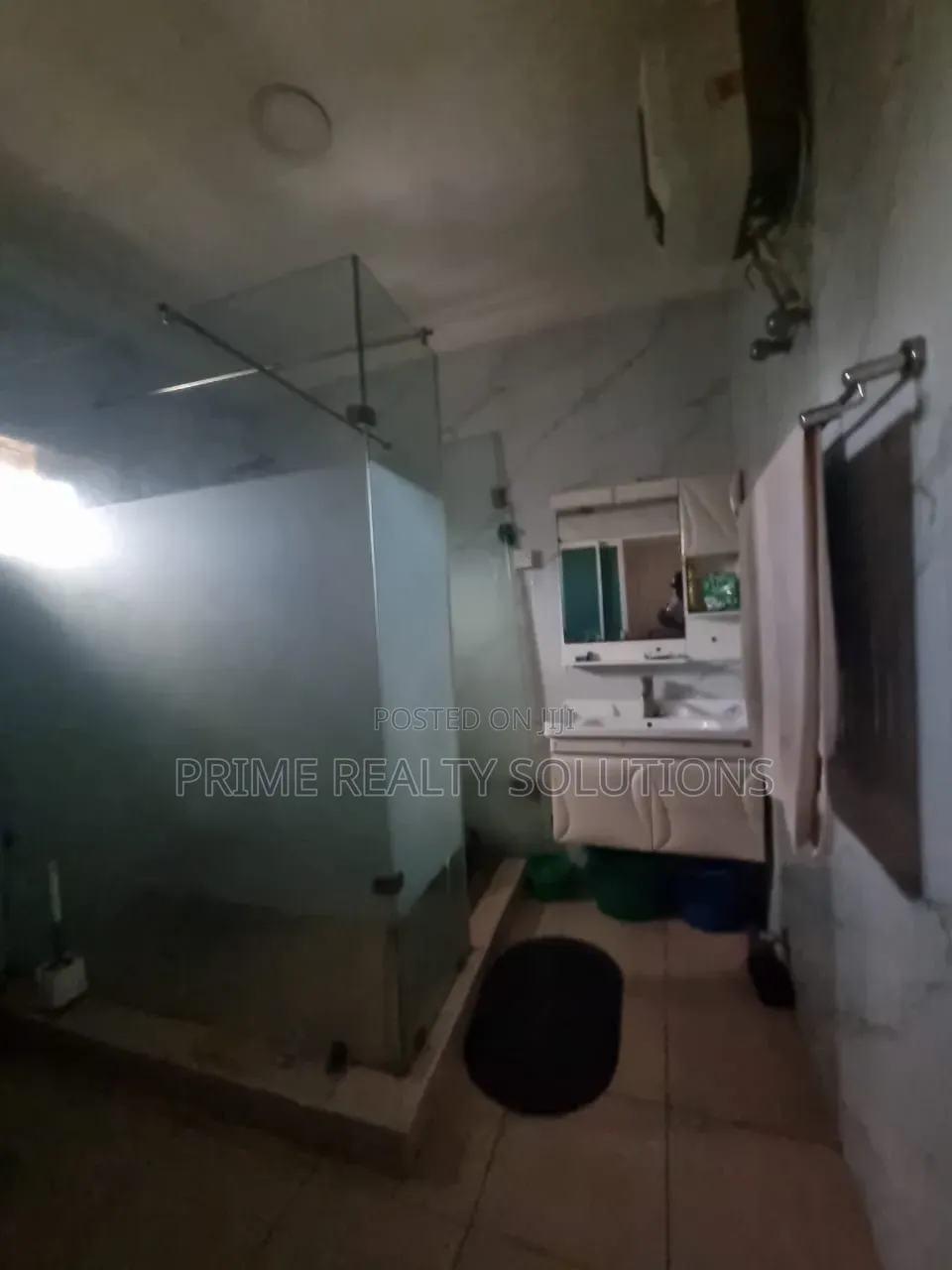 Mini Flat in Chevron for rent
