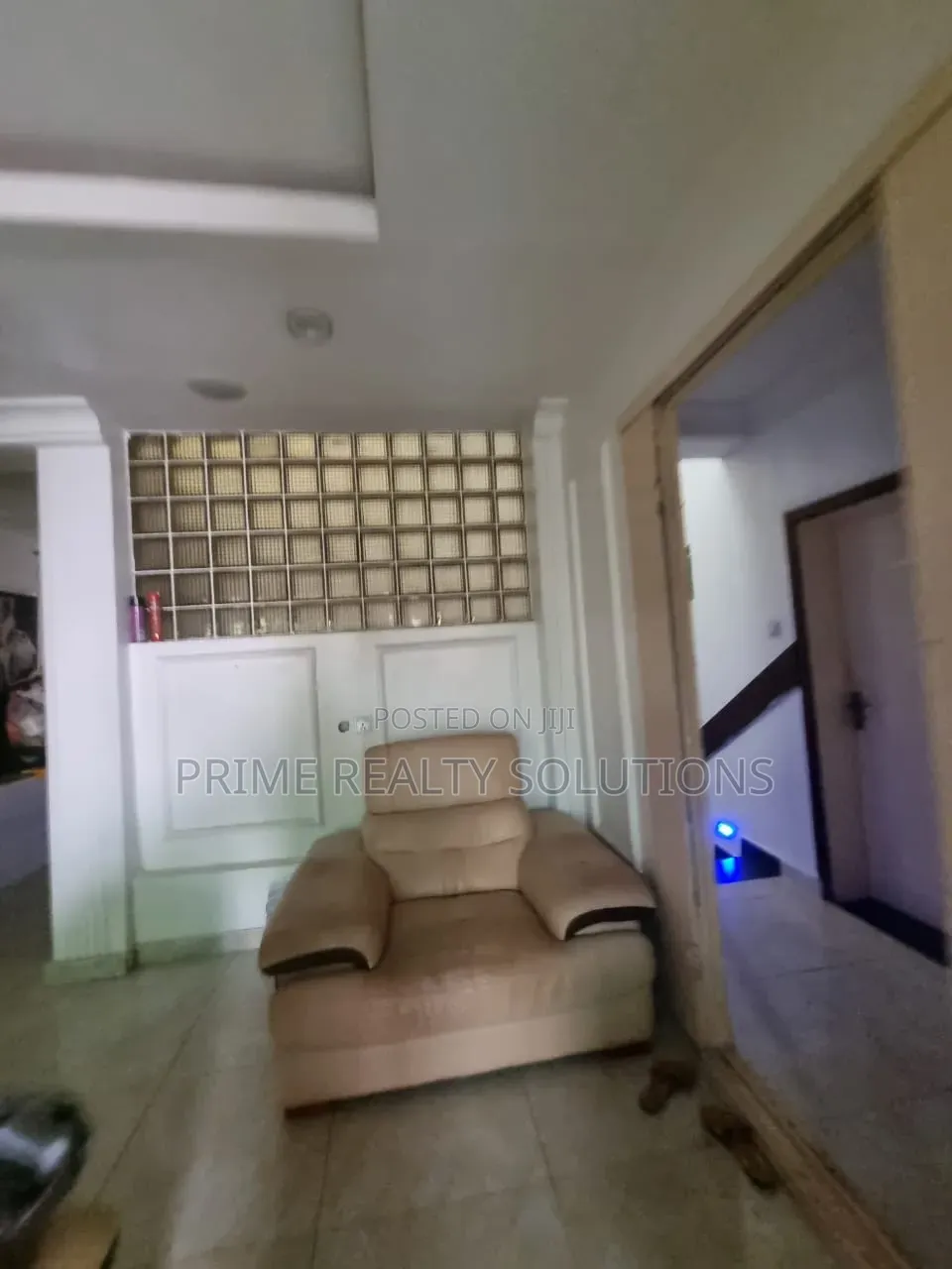 Mini Flat in Chevron for rent