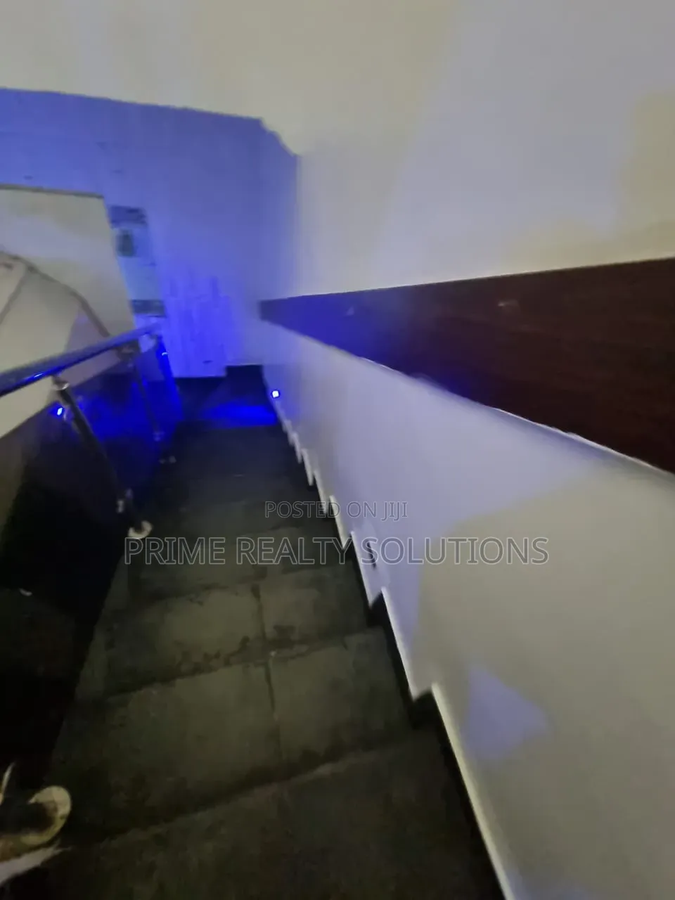 Mini Flat in Chevron for rent