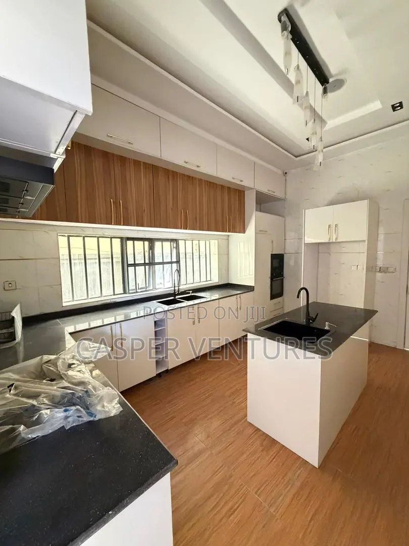 5bdrm Duplex in Osapa London for sale
