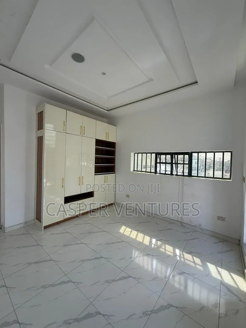 5bdrm Duplex in Osapa London for sale