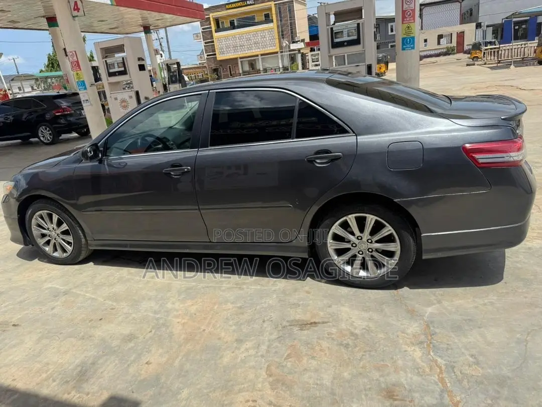 Toyota Camry SE V6 4dr Sedan (3.5L 6cyl 6AM) 2010 Gray