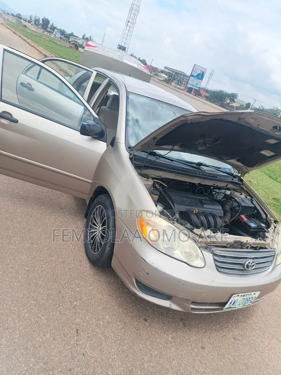 Toyota Corolla LE 4dr Sedan (1.8L 4cyl CVT) 2014 Gold