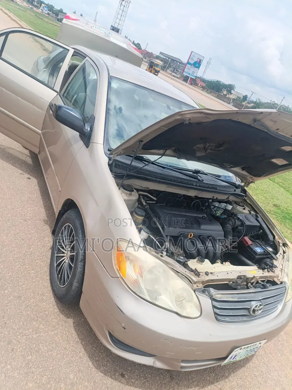 Toyota Corolla LE 4dr Sedan (1.8L 4cyl CVT) 2014 Gold
