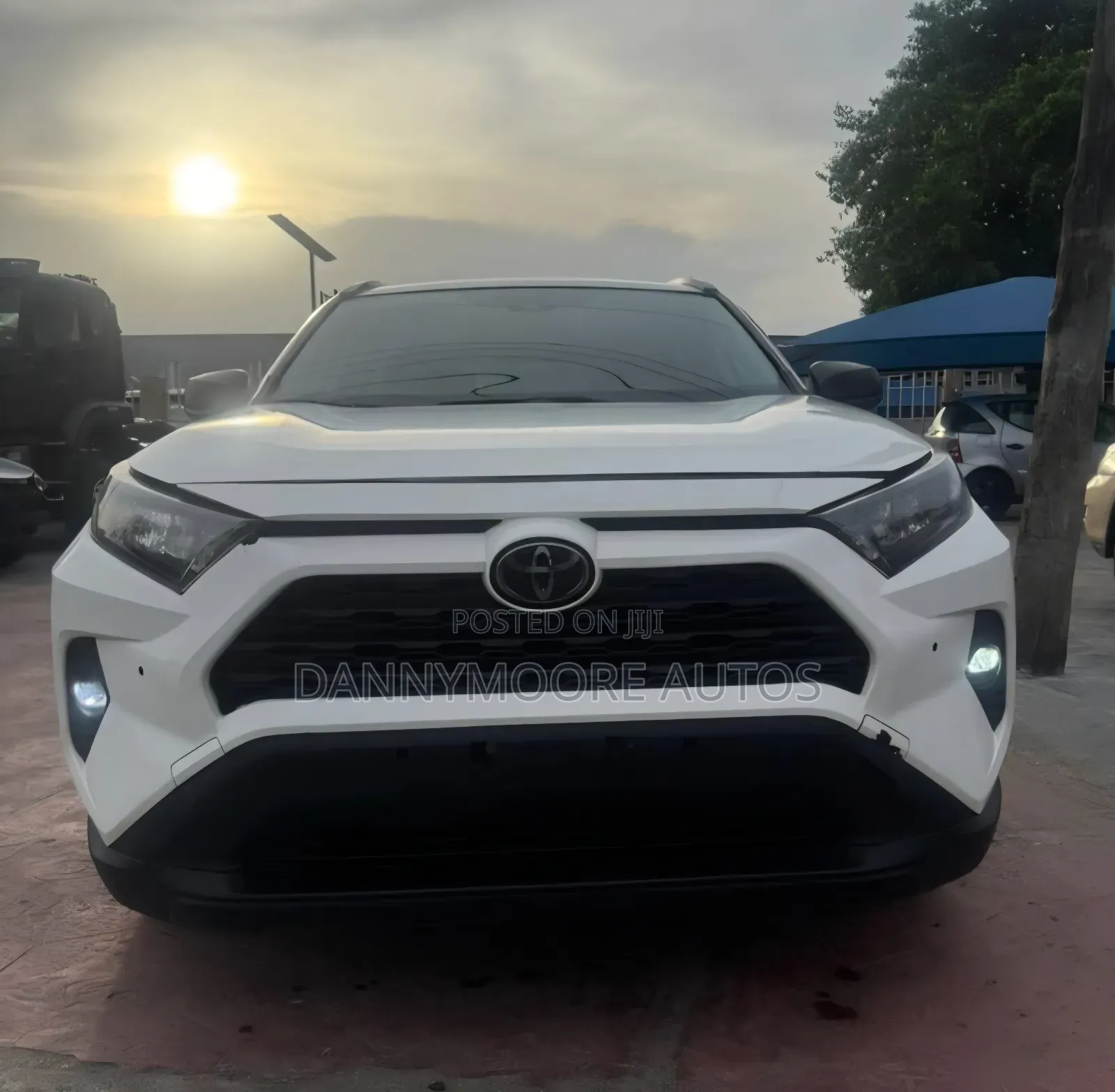 Toyota RAV4 LE AWD 2019 White