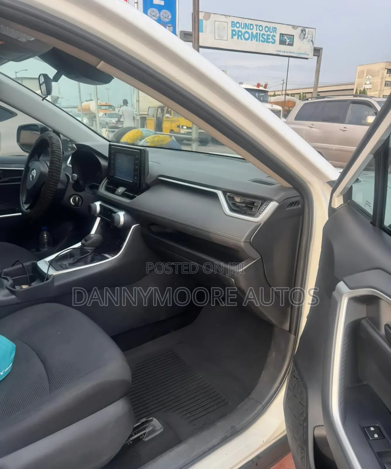 Toyota RAV4 LE AWD 2019 White
