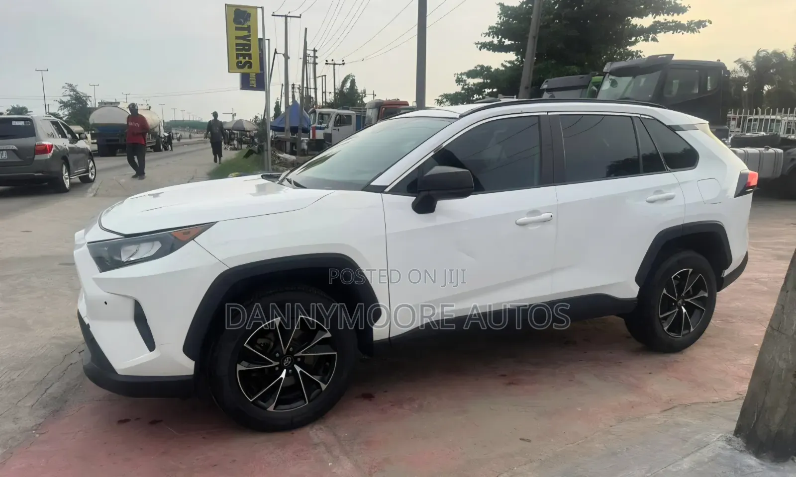Toyota RAV4 LE AWD 2019 White