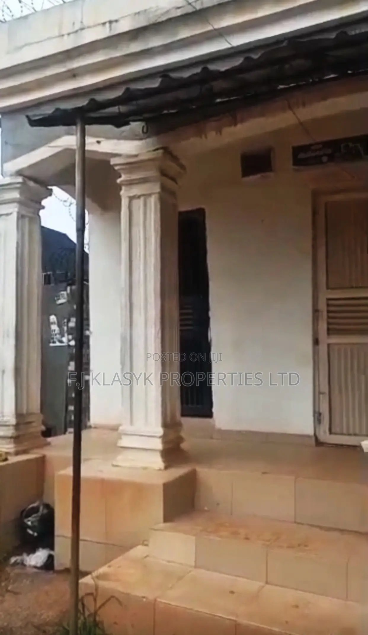 9bdrm Block of Flats in Benin City for sale