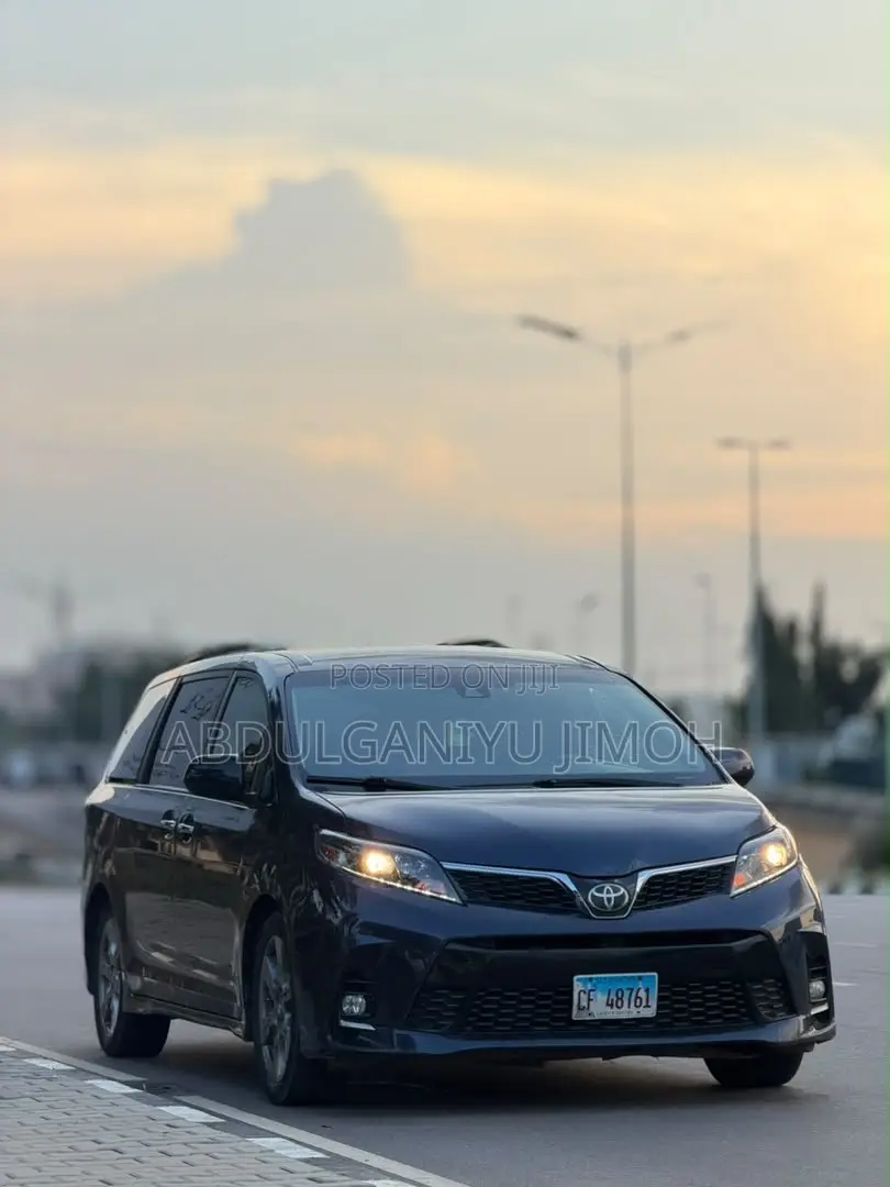 Toyota Sienna SE (3.5L 6cyl 8A) 2018 Blue
