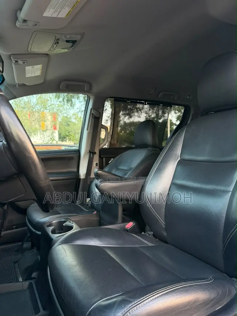 Toyota Sienna SE (3.5L 6cyl 8A) 2018 Blue