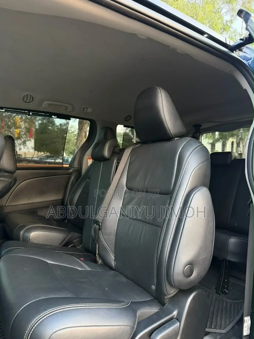 Toyota Sienna SE (3.5L 6cyl 8A) 2018 Blue