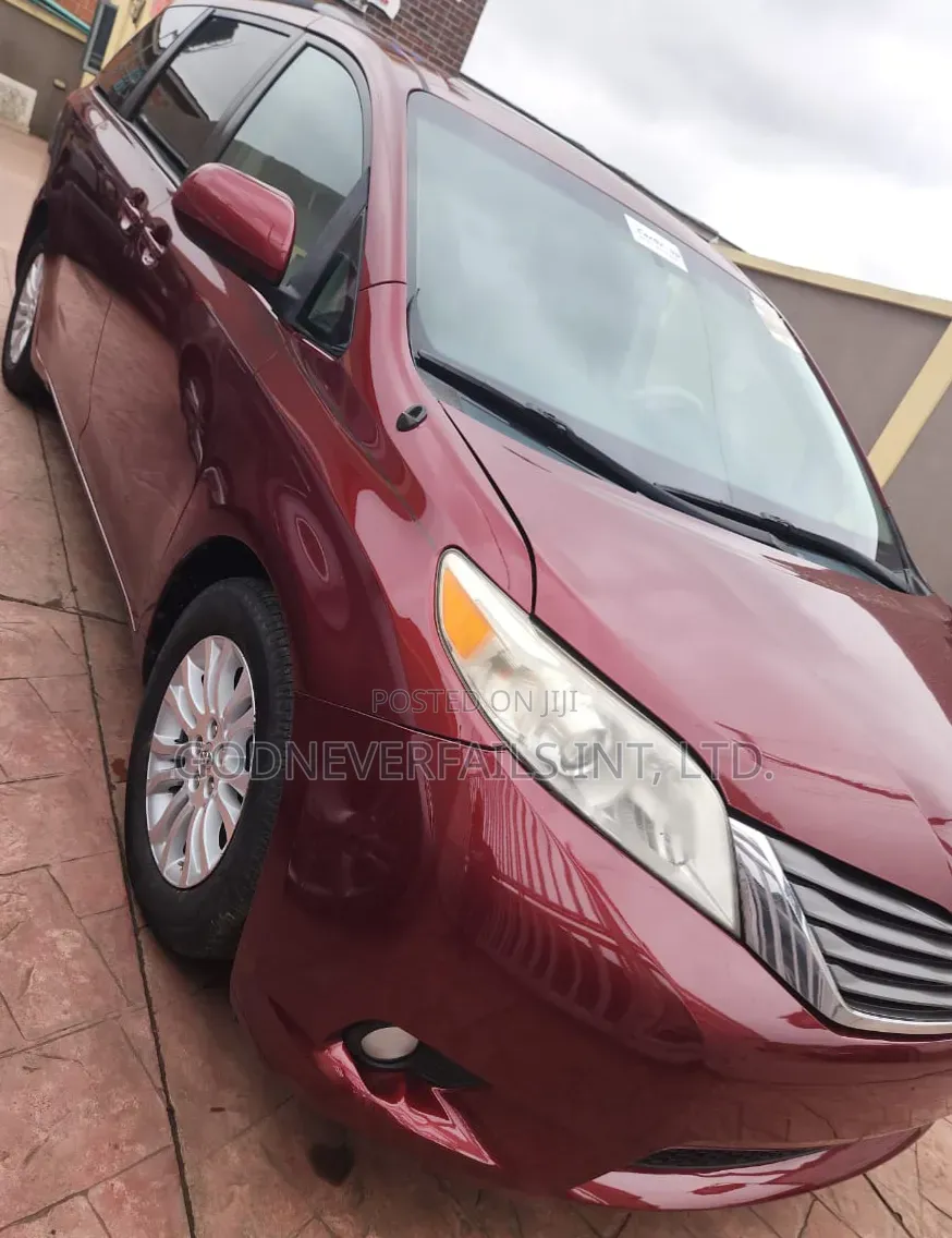 Toyota Sienna 2014 Red