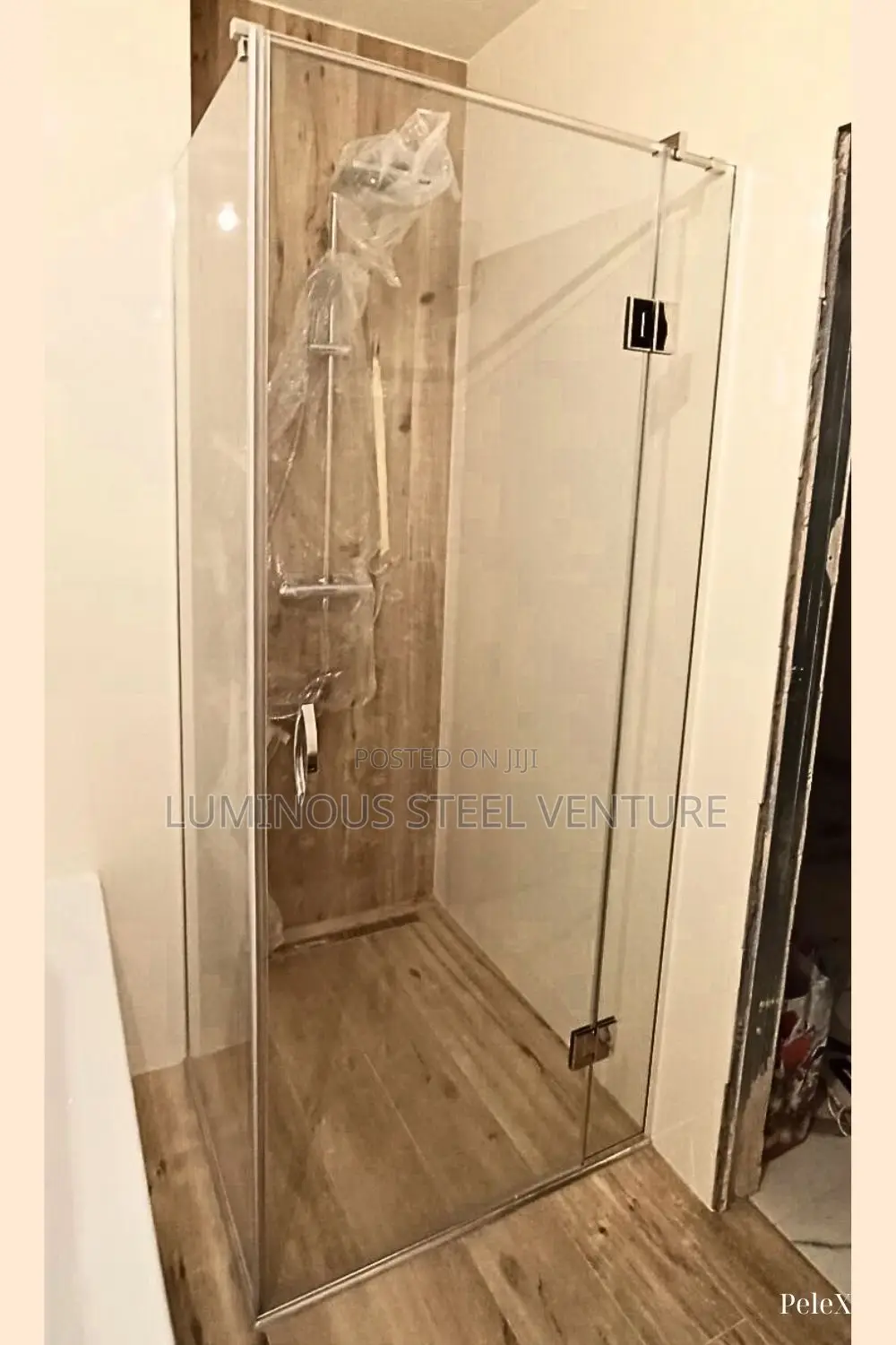Shower Cubicle Glass Tampering Luxurious Shower With a 10mm Thick CNG
