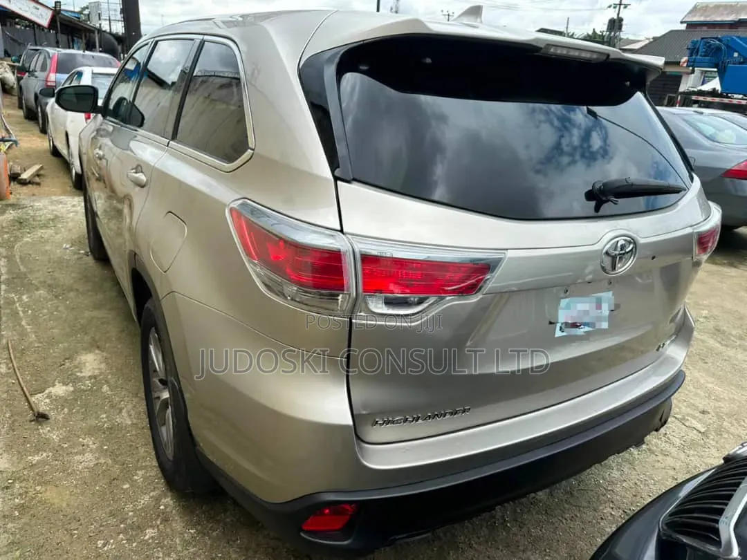 Toyota Highlander 2015 Gold