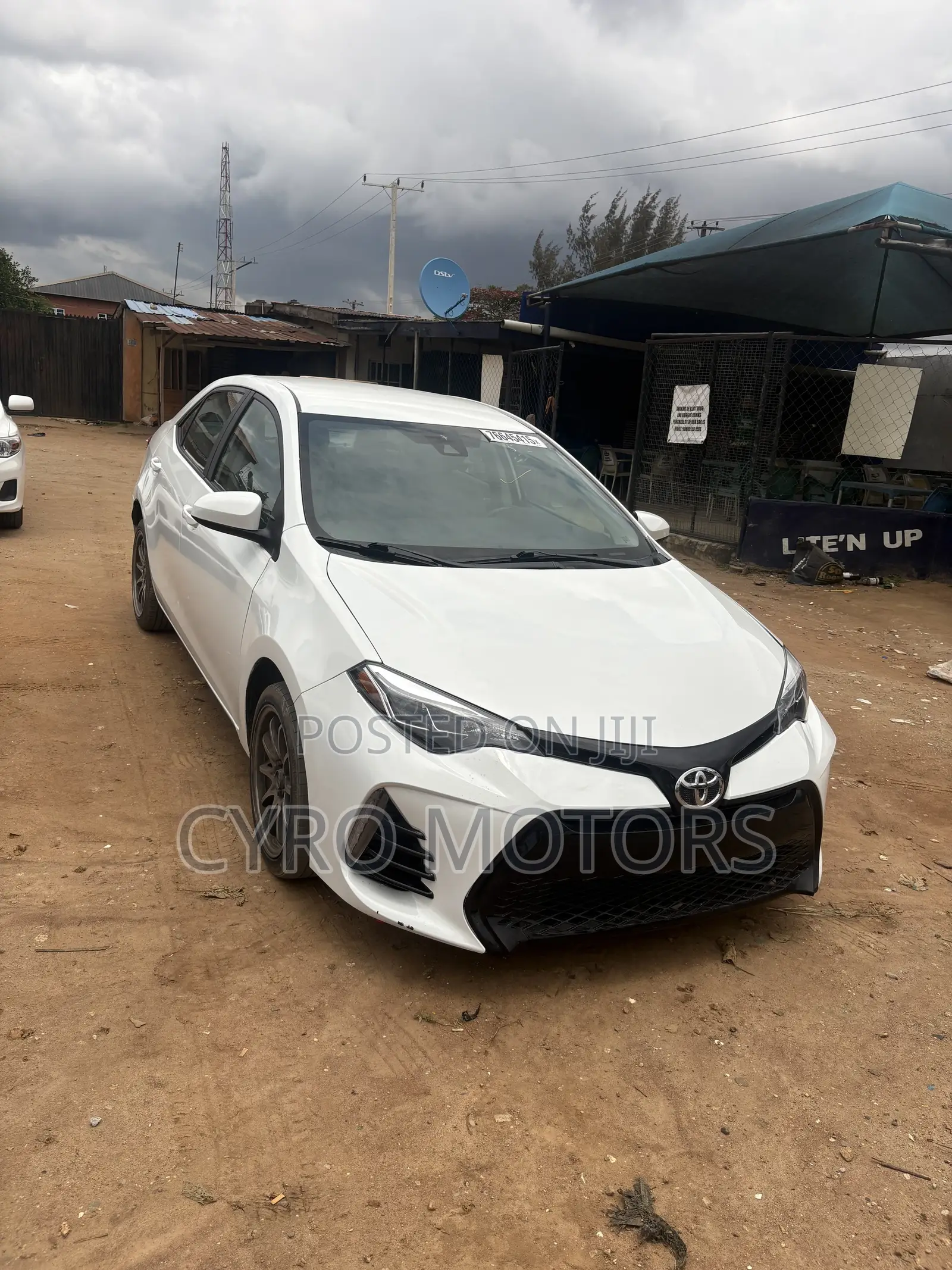 Toyota Corolla LE 4dr Sedan (1.8L 4cyl CVT) 2017 White