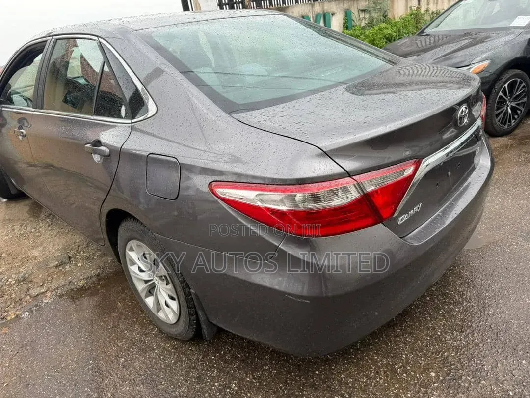 Toyota Camry LE 4dr Sedan (2.5L 4cyl 6A) 2017 Gray