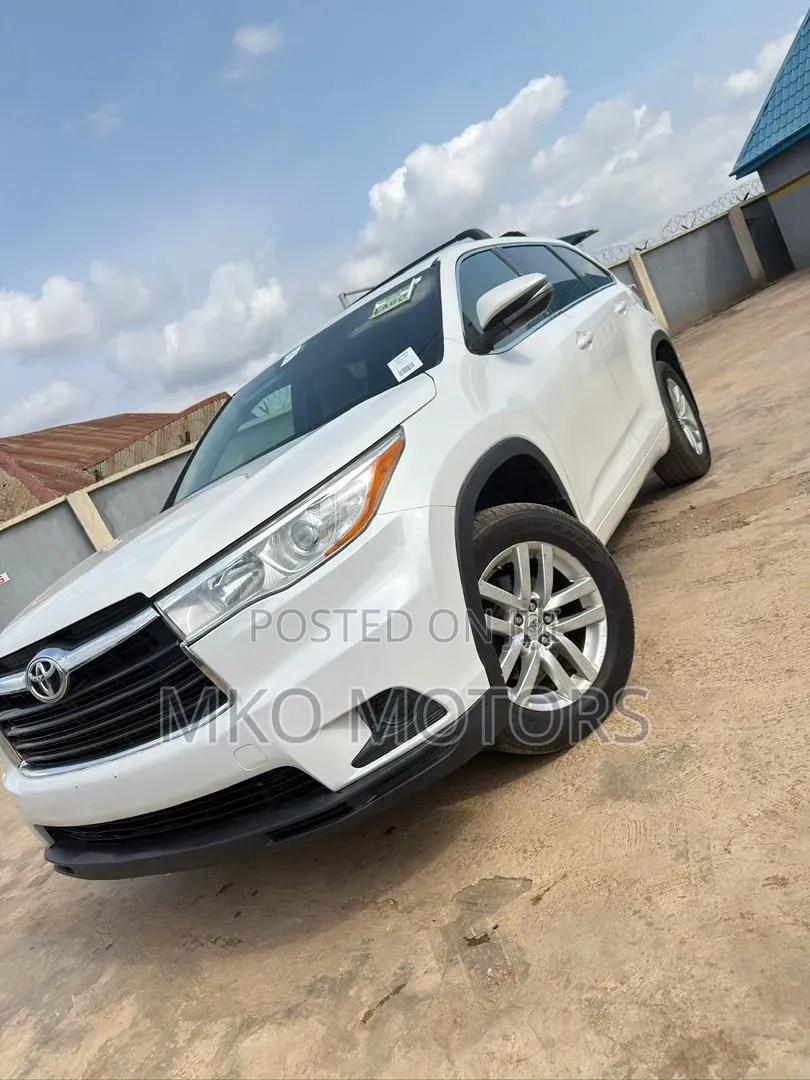 Toyota Highlander LE 4dr SUV (3.5L 6cyl 6A) 2015 White