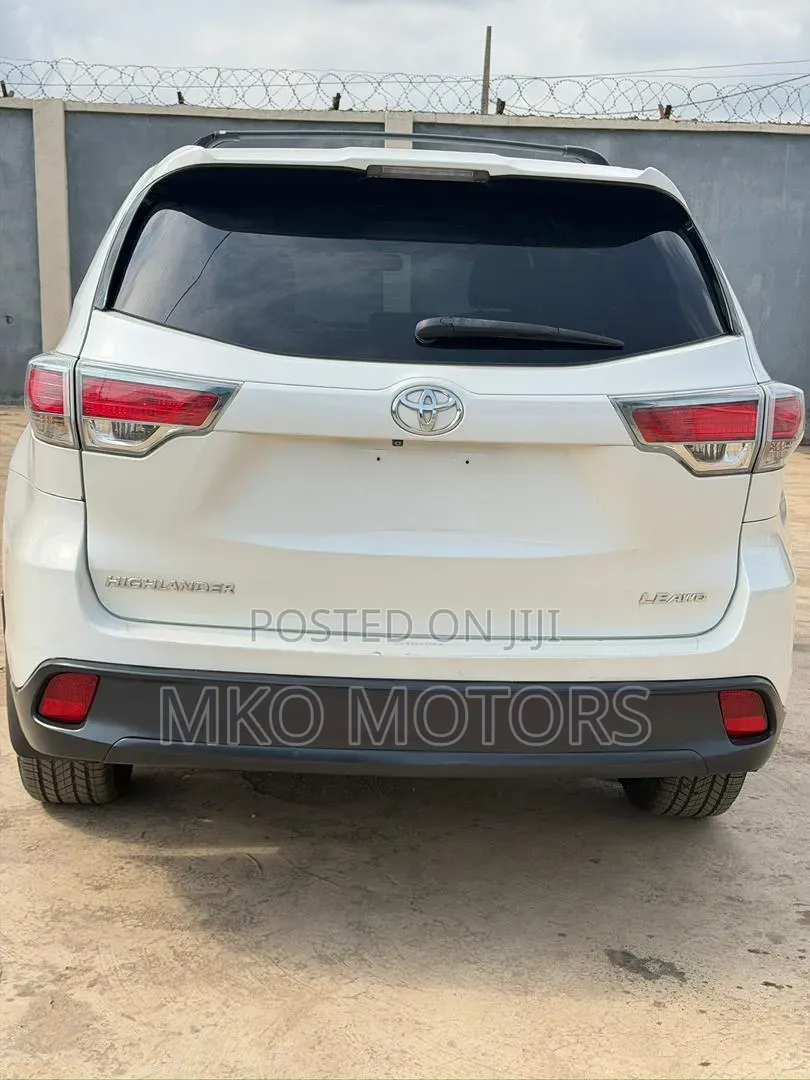 Toyota Highlander LE 4dr SUV (3.5L 6cyl 6A) 2015 White
