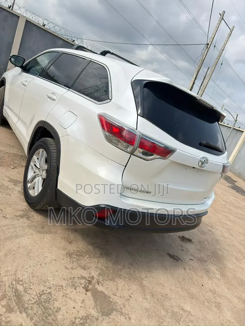Toyota Highlander LE 4dr SUV (3.5L 6cyl 6A) 2015 White