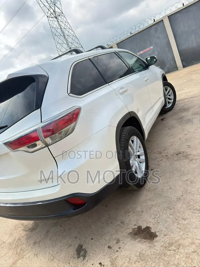 Toyota Highlander LE 4dr SUV (3.5L 6cyl 6A) 2015 White