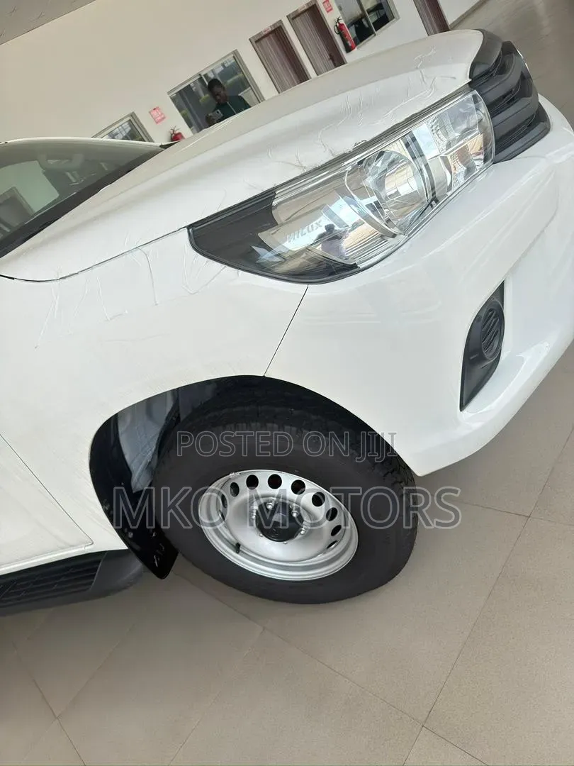 New Toyota Hilux 2025 White