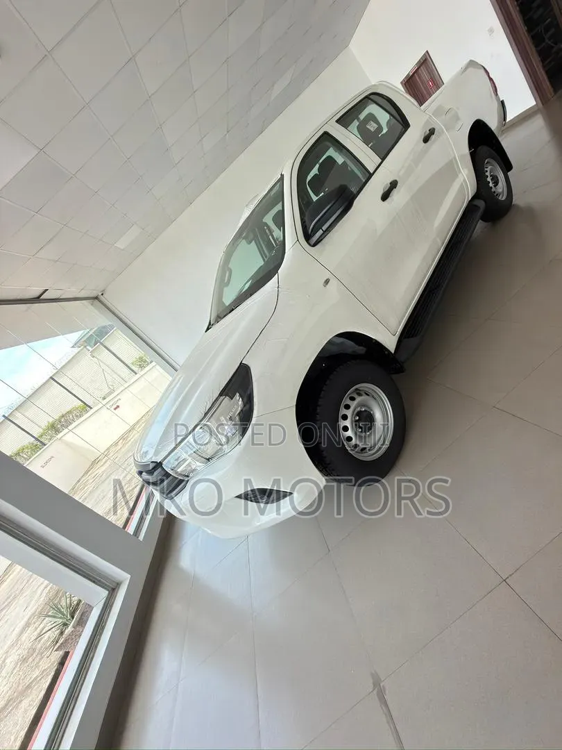 New Toyota Hilux 2025 White