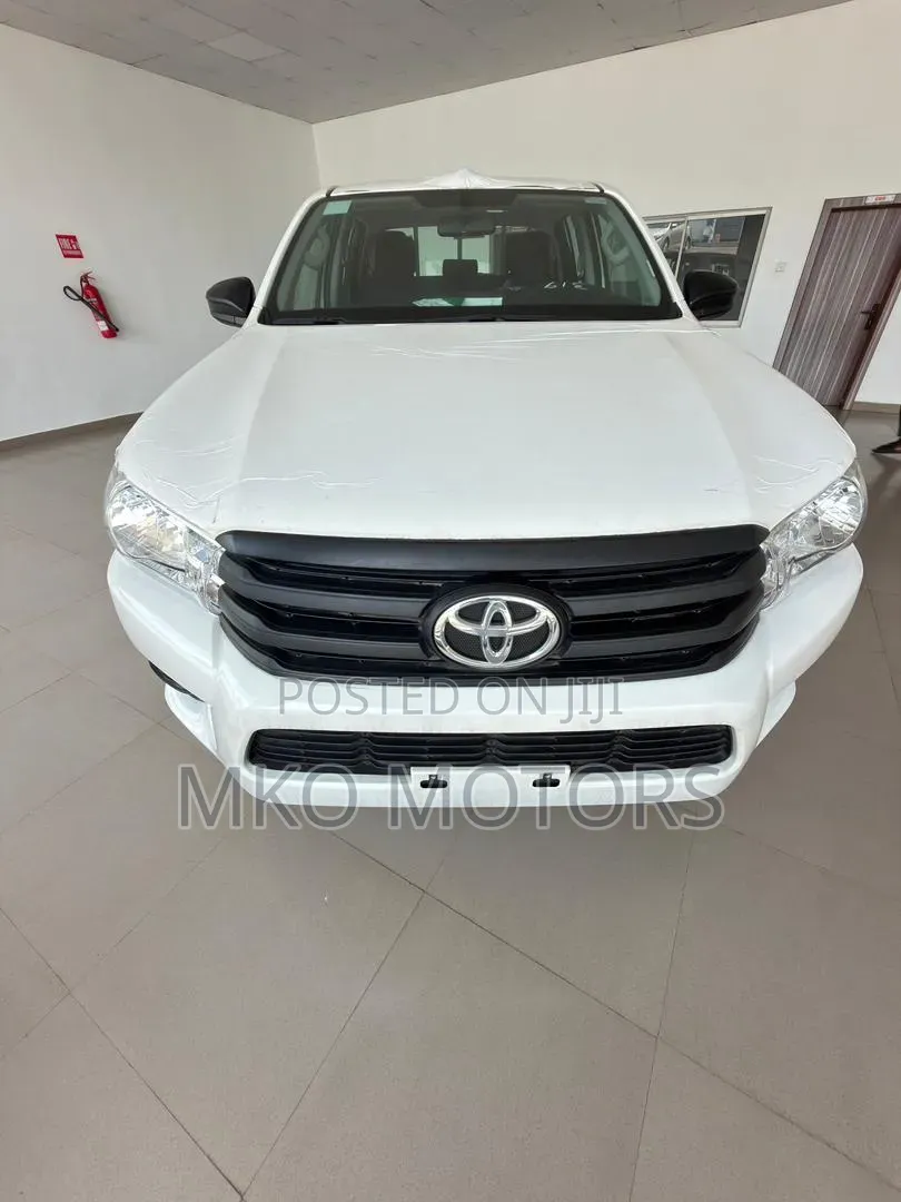 New Toyota Hilux 2025 White