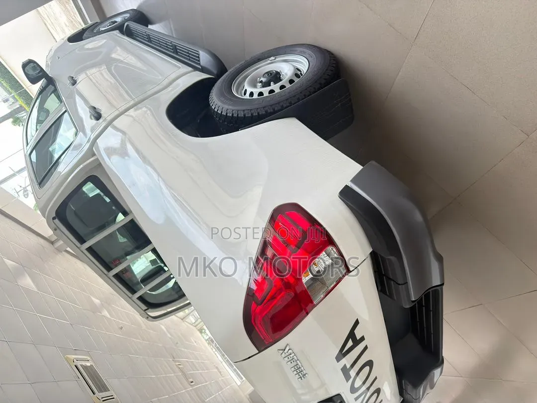 New Toyota Hilux 2025 White
