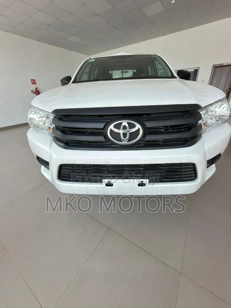 New Toyota Hilux 2025 White
