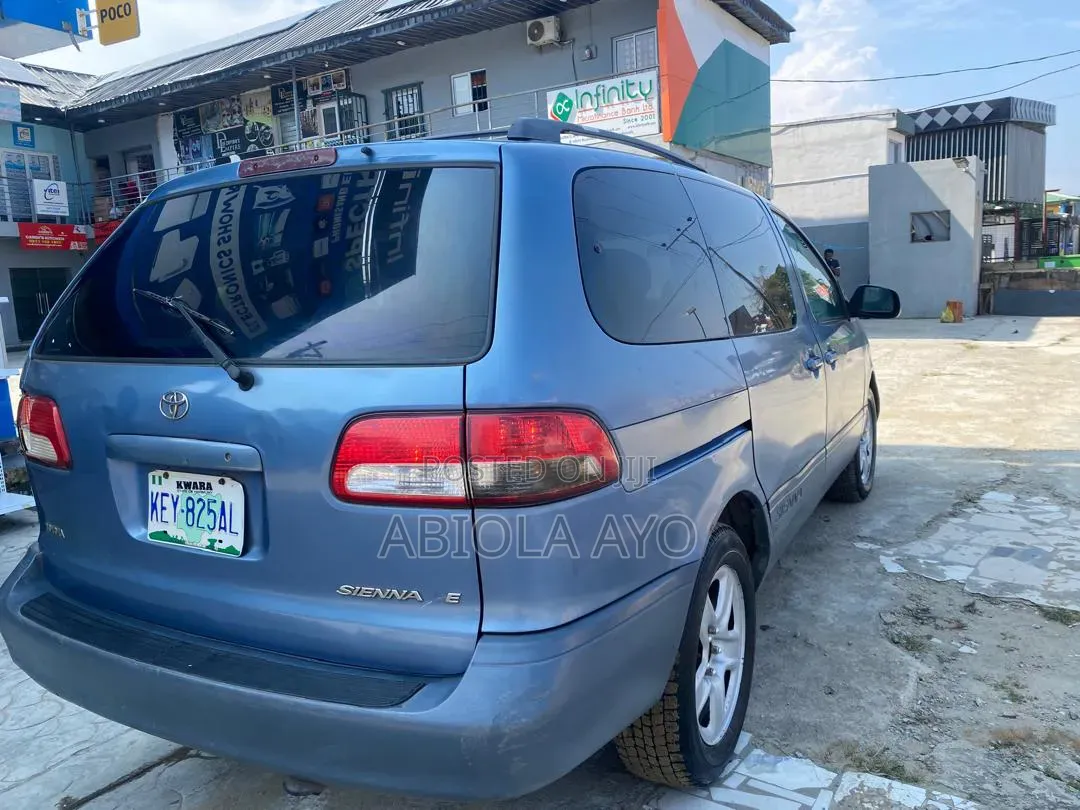 Toyota Sienna 2000 Blue