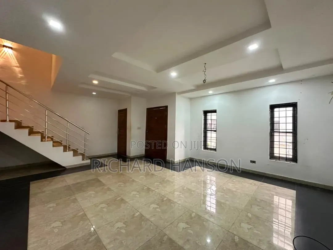 4bdrm Duplex in Secured An Serviced, Lekki Phase 1 for rent