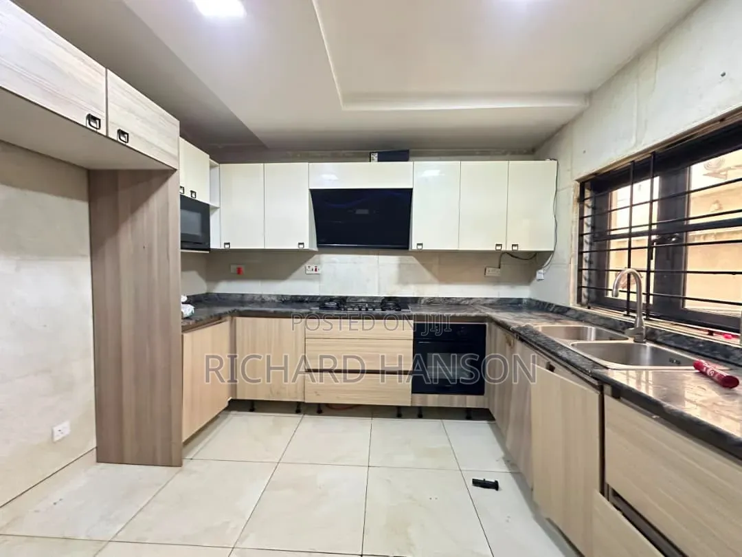 4bdrm Duplex in Secured An Serviced, Lekki Phase 1 for rent