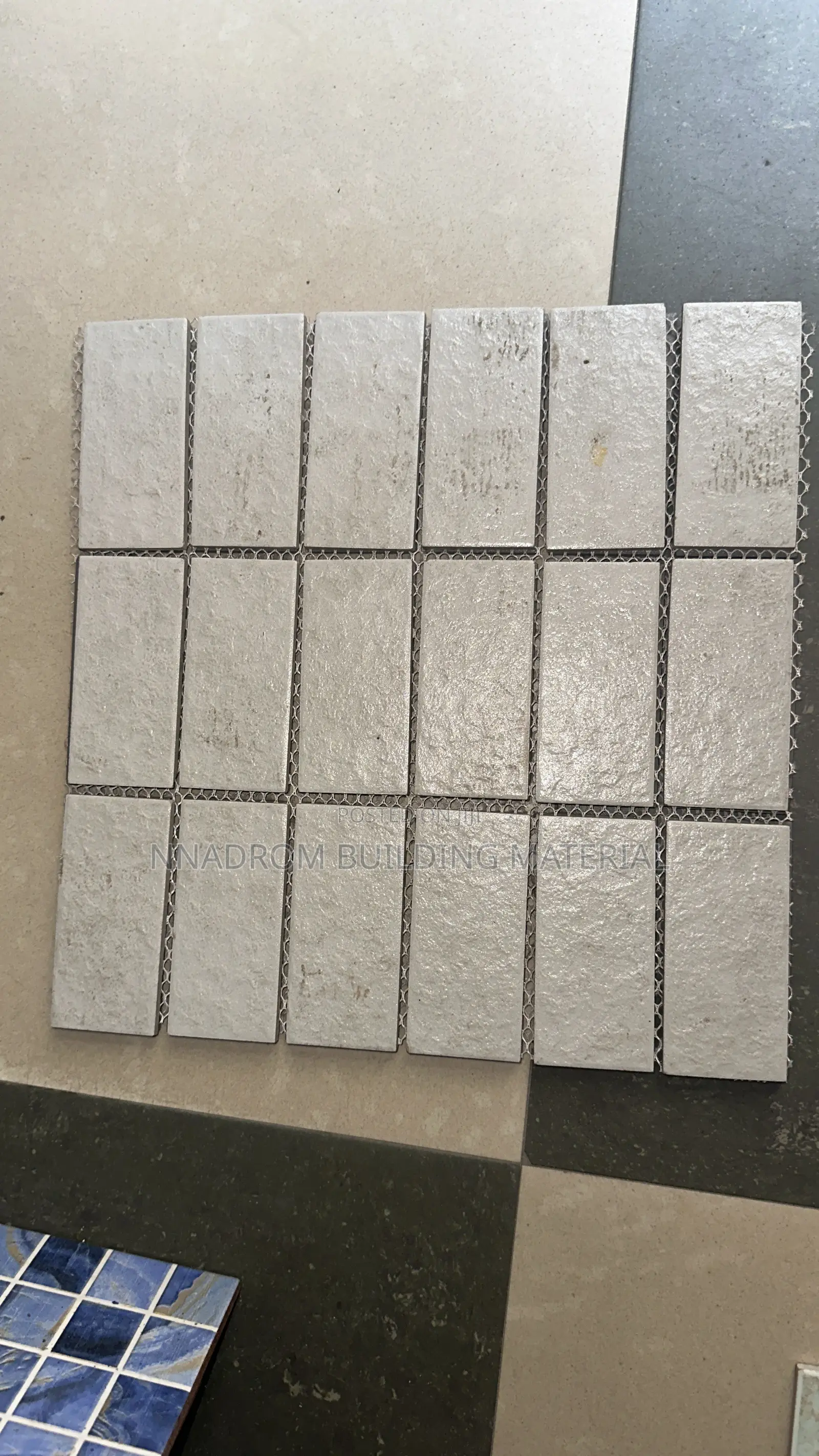2/4 Light Grey Mosaic Bricks
